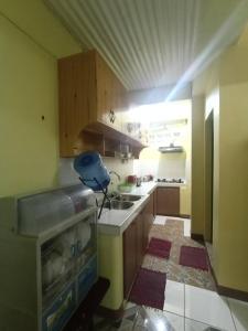 una cocina con fregadero y una silla azul. en Soc Transient House by GPR en Baguio