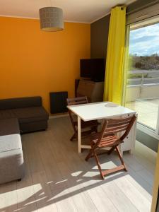 Posedenie v ubytovaní Appartement avec terrasse vue mer 50 mètres de la plage