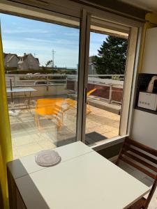 Balkón alebo terasa v ubytovaní Appartement avec terrasse vue mer 50 mètres de la plage