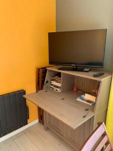 Televízia a/alebo spoločenská miestnosť v ubytovaní Appartement avec terrasse vue mer 50 mètres de la plage + 6 fotografií