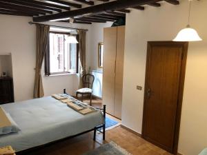 1 dormitorio con cama y ventana en Casa in Umbria, en Monte Castello di Vibio