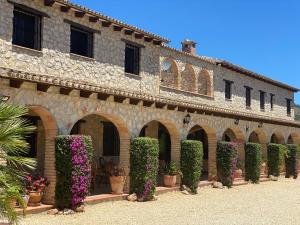 un edificio con un montón de plantas y flores en M A S L A P A U Country Hotel - Adults only, en Lliber