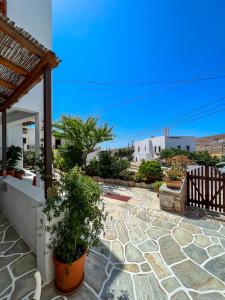 un patio in pietra con piante in una casa di Antheia a Chora Folegandros