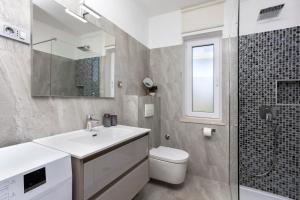 Un baño con lavabo, inodoro y ducha. en "Andrija" apartmen's, en Banjole 28 fotos más