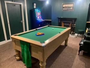 una mesa de billar en una habitación con un videojuego en Cutty Sark Inn, en Eyemouth