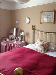 سرير أو أسرّة في غرفة في Hyacinth Bed & Breakfast