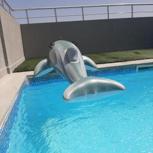 bel appart terasse vue panoramique avec piscine内部或周边的泳池