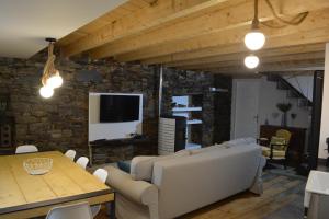 Casal do ReiCasa do Azereiro的客厅里有一张沙发和一张桌子。