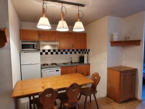 Kuchyňa alebo kuchynka v ubytovaní Appartement T3 5 Pers Domaine Les PIC D'ARAN