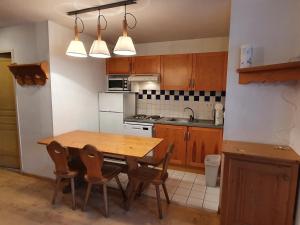 Kuchyňa alebo kuchynka v ubytovaní Appartement T3 5 Pers Domaine Les PIC D'ARAN