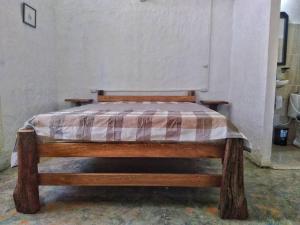 Una cama con una manta a cuadros en una habitación en Aldea Playa Real, en Moñitos