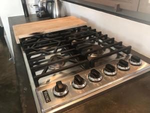 ein Kochfeld in einer Küche mit einer hölzernen Arbeitsplatte in der Unterkunft OCEANFRONT VILLA WITH ACCES CARIBBEAN SEA in Kralendijk