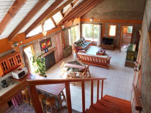 an overhead view of the living room of a house at Cabaña con costa de arroyo in San Martín de los Andes