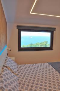 Tempat tidur dalam kamar di Spettacolare vista isola Terrazza e idromassaggio