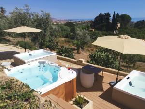 Vista sulla piscina di Villa La Lumia B&B Suites & Apartments o su una piscina nei dintorni