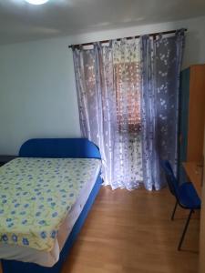 Habitación pequeña con cama y ventana en Apartman Kapelica en Labin