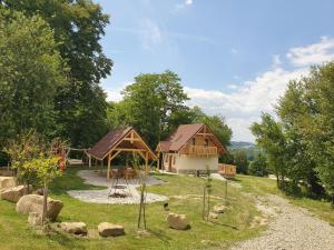 uma casa com um parque infantil em frente em Oleksowiczówka em Zborowice