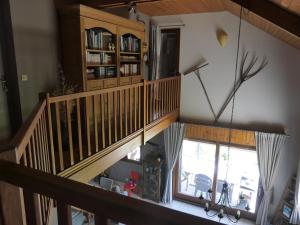 een raam met uitzicht op een houten trap bij Le Ginkgo - Mont Dauphin in Eygliers
