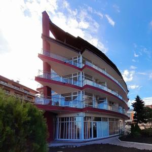 un edificio con balcones en un lateral en Аурелия Бей en Ravda