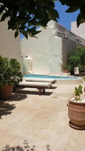 una piscina con un banco en un patio en Casa Sofia Apt#1, en Spílion