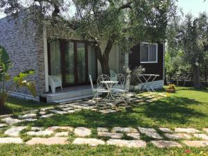 un patio con sillas y una mesa en Giardino Don Berardino, en Mattinata