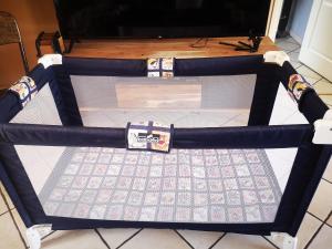 einen Tisch mit einem Tisch in der Unterkunft F3 proche centre-ville - Cote Blatin in Clermont-Ferrand