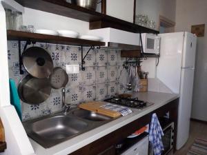 Kuchyňa alebo kuchynka v ubytovaní Petrino1880 sea-vacation apartment in Chalkidiki
