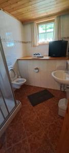 Koupelna v ubytování BioBauernhof Fresoldhof + 14 fotografií