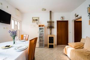 uma sala de estar com uma mesa e um fogão em Kuća za odmor Boris em Podstrana