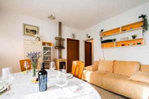 uma sala de estar com uma mesa e um sofá em Kuća za odmor Boris em Podstrana