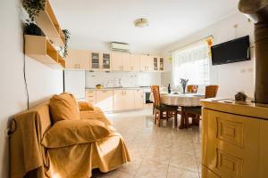 uma cozinha e sala de jantar com um sofá e uma mesa em Kuća za odmor Boris em Podstrana
