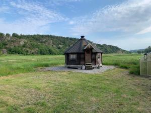a small cabin in the middle of a field at Naturnära gård i Tyfta in Tyfta