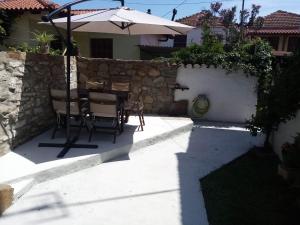 Patio alebo iná vonkajšia časť ubytovania Petrino1880 sea-vacation apartment in Chalkidiki