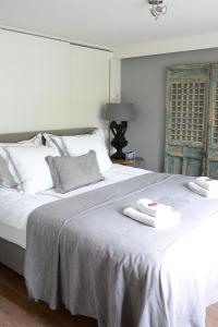 ein Schlafzimmer mit einem großen weißen Bett mit zwei Handtüchern darauf in der Unterkunft bb-jonashome in Venlo