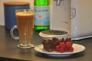 een bord brownies en bessen naast een drankje bij No5 Esplanade Court, Stornoway Town Centre in Stornoway