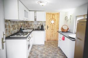 Kuchyň nebo kuchyňský kout v ubytování Jurta Debrecen