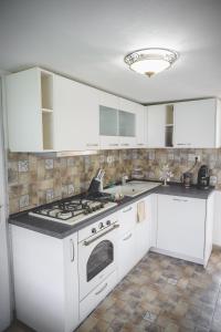 Kuchyň nebo kuchyňský kout v ubytování Jurta Debrecen