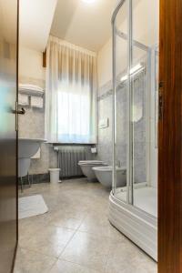 a bathroom with two sinks and a shower and two toilets at Hotel Tegorzo in Fener