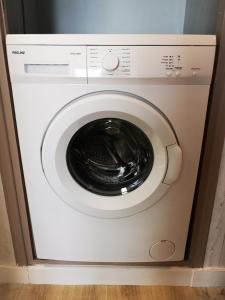 eine weiße Waschmaschine mit einem schwarzen in der Unterkunft F3 proche centre-ville - Cote Blatin in Clermont-Ferrand + 12 Fotos