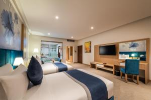 BaishにあるLe Park Concord Hotel Baishのベッド2台と机があるホテルの部屋