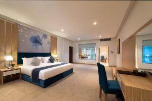 BaishにあるLe Park Concord Hotel Baishのベッドと机とテレビがあるホテルの部屋 +37枚の写真