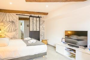 a bedroom with a bed and a flat screen tv at LE DREZEN - Cocon tendance au port de Vannes in Vannes