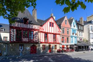 a red and white building on a street at LE DREZEN - Cocon tendance au port de Vannes in Vannes