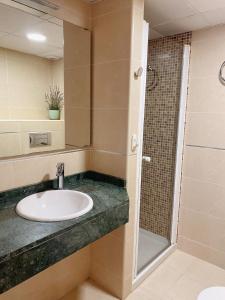 een badkamer met een wastafel en een douche bij Lambda LI in Almuñécar