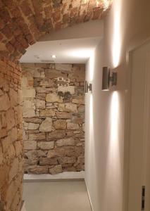 a hallway with a stone wall and a door at Apartments & möblierte Zimmer in Kahl am Main, Self-Check-In, W-Lan, Küchenzeile für Selbstversorgung, PKW-Platz in Kahl am Main