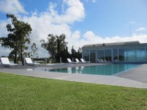 Bazén v ubytování Faros de Carrasco Apartments nebo v jeho okolí