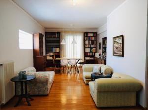 Posezení v ubytování Books & Blossoms - Apartment in Nafplio