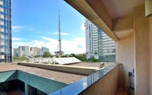 a view of a city skyline from a building at FLAT DE ALTO PADRÃO - ENORME - CENTRO DA CIDADE - 2 Camas - 1 Queen e 1 Solteiro - Arrumação Diária Gratuita - Excelente Atendimento - VARANDA - COZINHA in Brasilia