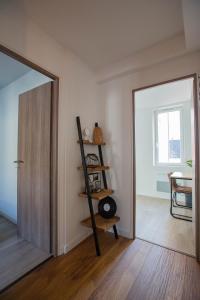 une chambre avec un miroir et une chambre avec une table dans l'établissement Faubourg des voyageurs n°6, à Saran