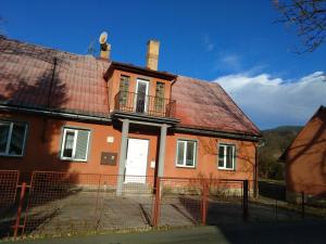 利波瓦拉茲涅的住宿－Chata Elča，红色屋顶的橙色房子